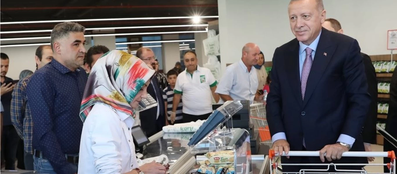 Ο Ερντογάν στο σούπερ μάρκετ για ψώνια: Επικοινωνιακά «παιχνίδια» της τουρκικής προεδρίας